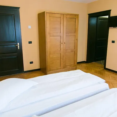 White House Guest house 3*